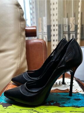 Classic Black Pointed Patent-Heel Pumps Size 6